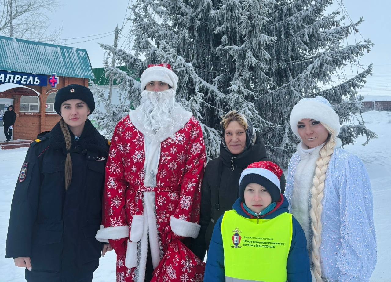 На территории обслуживания ММО МВД России «Ковылкинский» Полицейский Дед Мороз поздравил участников дорожного движения с Новым годом На территории обслуживания ММО МВД России «Ковылкинский» Полицейский Дед Мороз поздравил участников дорожного движения с Новым годом