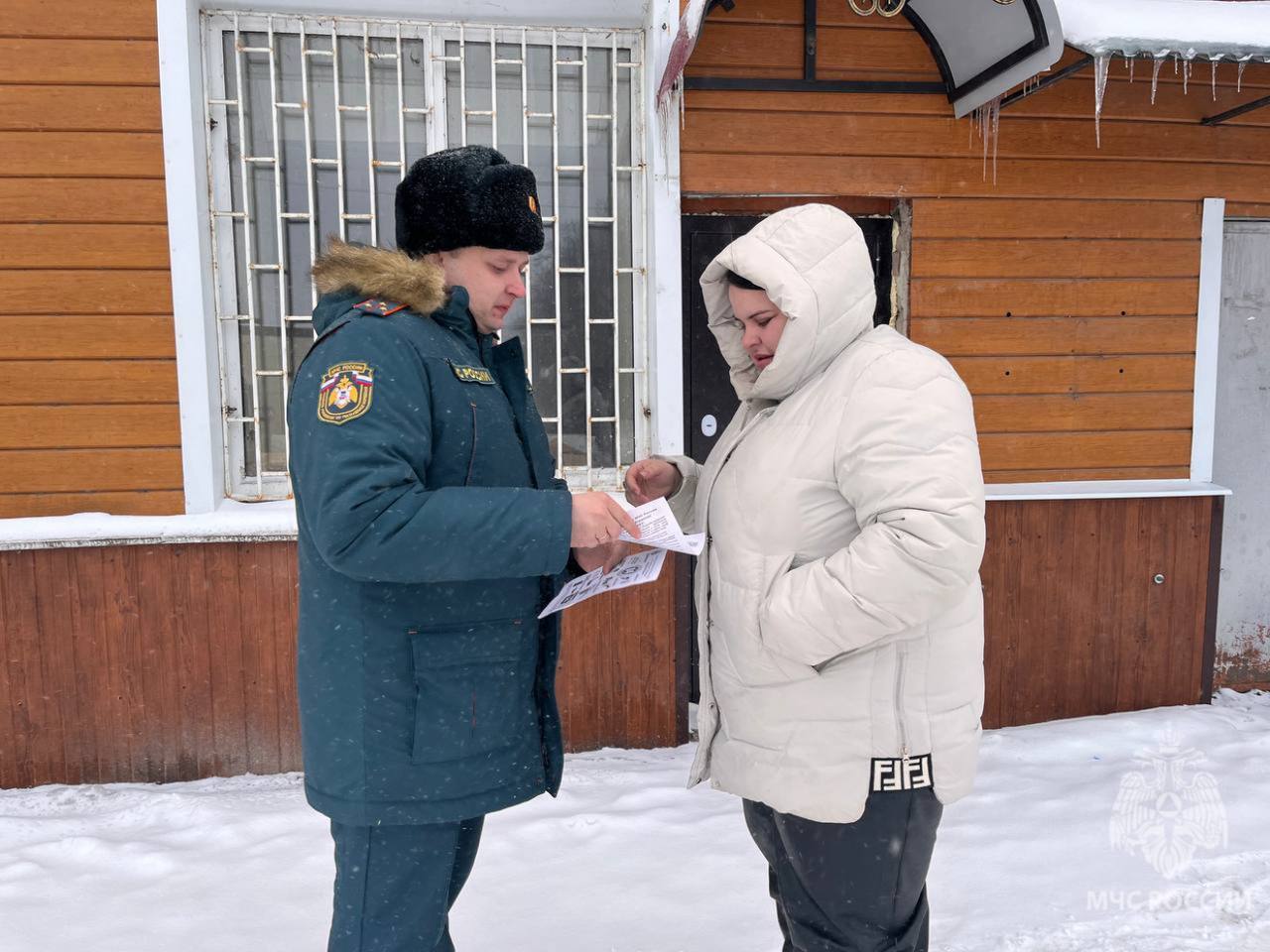 Безопасность в каждый дом. В период новогодних и рождественских праздников одной из приоритетных задач для сотрудников МЧС России остается профилактика пожаров в жилом секторе Безопасность в каждый дом. В период новогодних и рождественских праздников одной из приоритетных задач для сотрудников МЧС России остается профилактика пожаров в жилом секторе