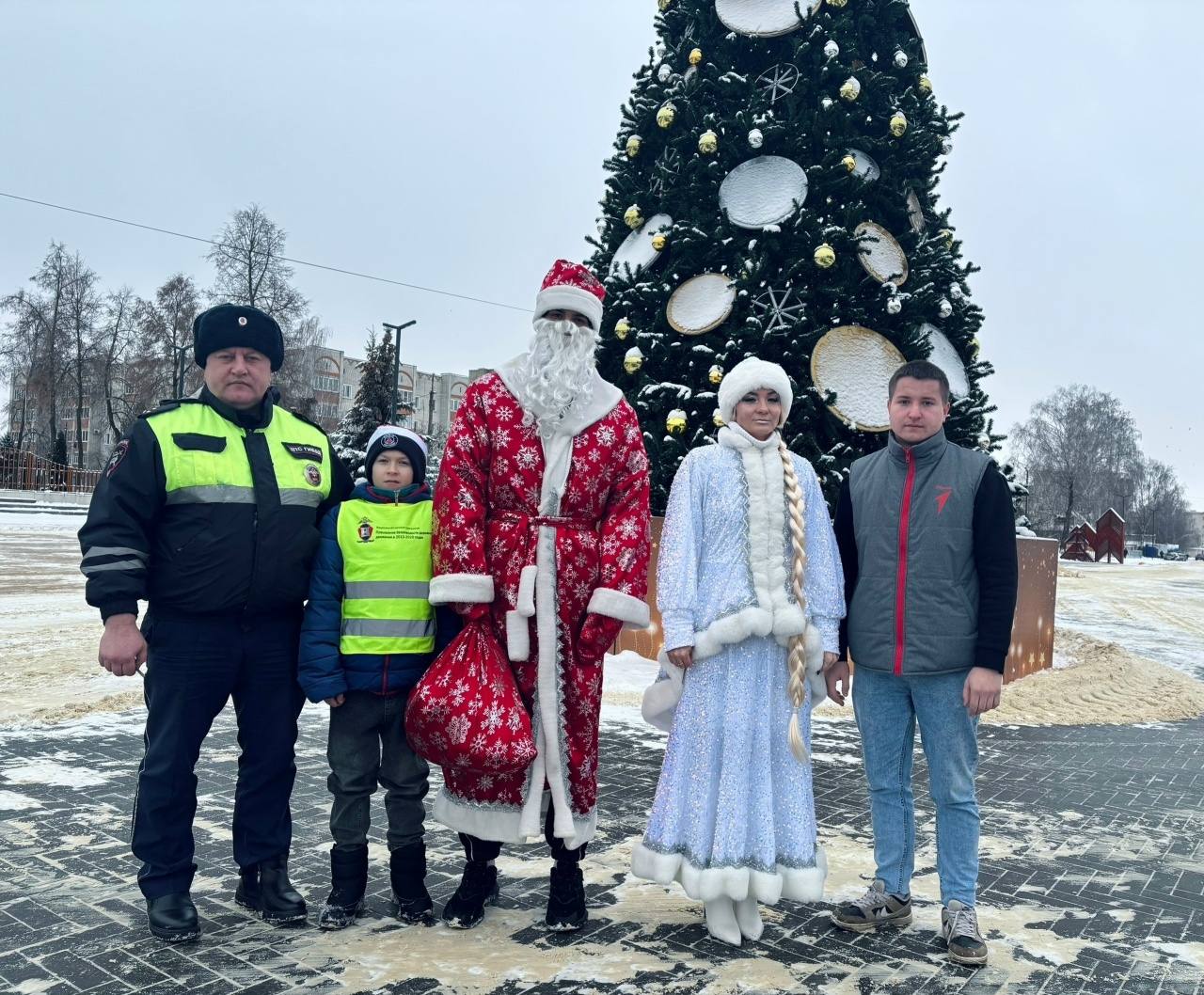 На территории обслуживания ММО МВД России «Ковылкинский» Полицейский Дед Мороз поздравил участников дорожного движения с Новым годом На территории обслуживания ММО МВД России «Ковылкинский» Полицейский Дед Мороз поздравил участников дорожного движения с Новым годом