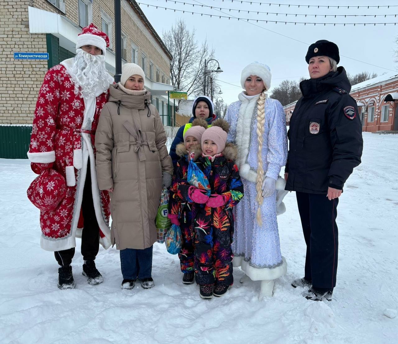 На территории обслуживания ММО МВД России «Ковылкинский» Полицейский Дед Мороз поздравил участников дорожного движения с Новым годом На территории обслуживания ММО МВД России «Ковылкинский» Полицейский Дед Мороз поздравил участников дорожного движения с Новым годом