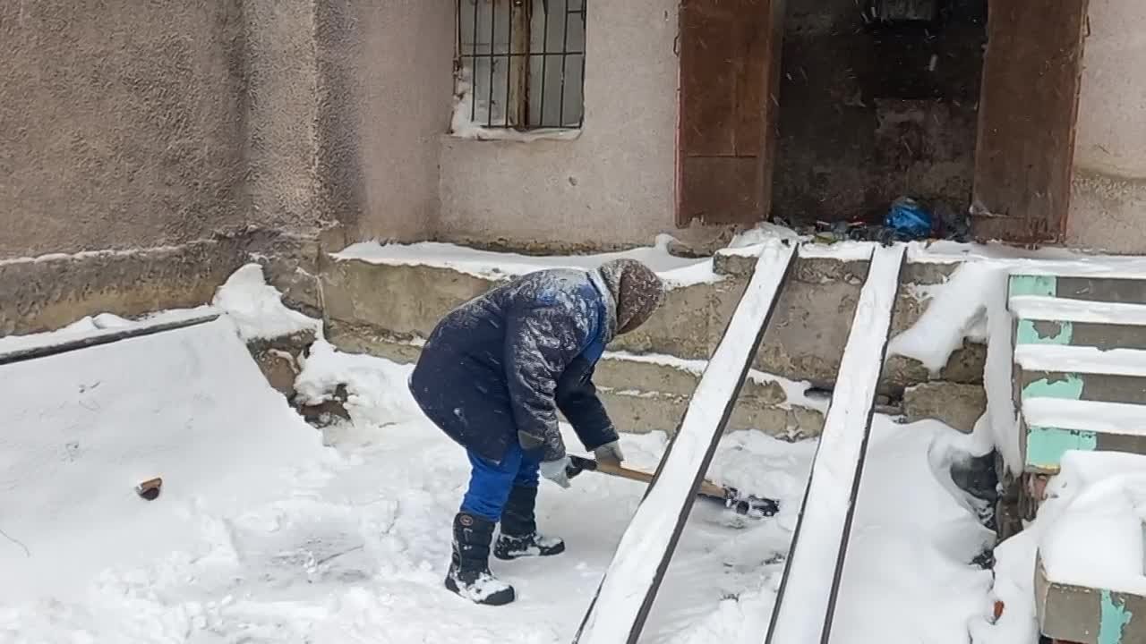 Еще не было 7 утра, а во многие дворы Саранска вышли дворники