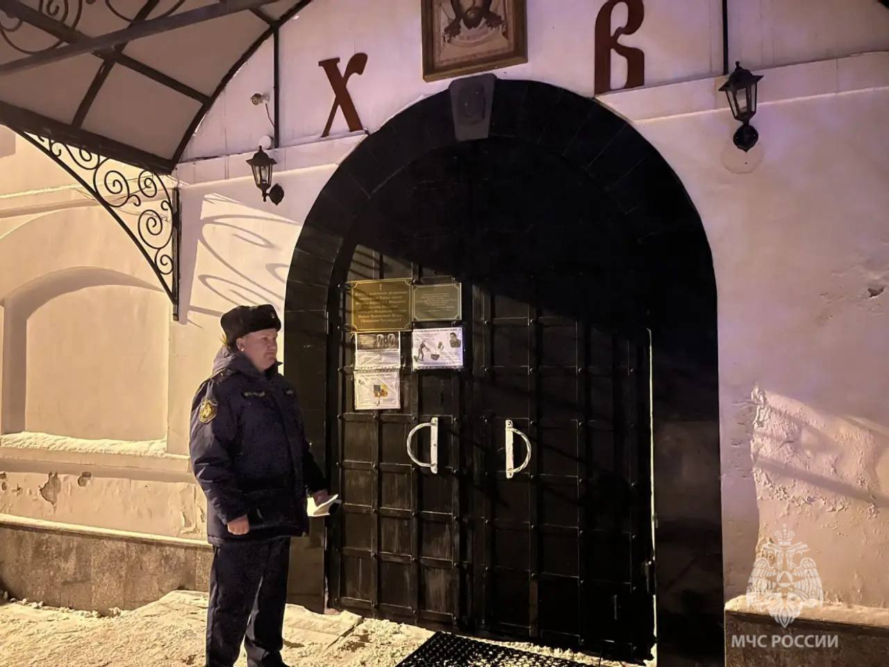 Сотрудники МЧС России обеспечивают пожарную безопасность храмов и церквей Сотрудники МЧС России обеспечивают пожарную безопасность храмов и церквей