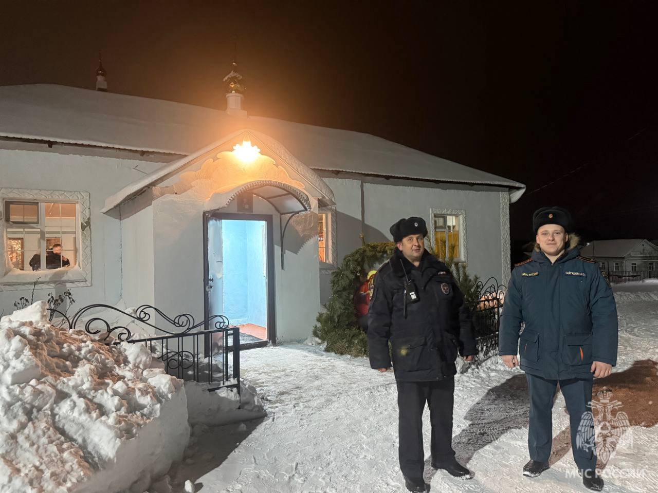 Сотрудники МЧС России обеспечивают пожарную безопасность храмов и церквей Сотрудники МЧС России обеспечивают пожарную безопасность храмов и церквей