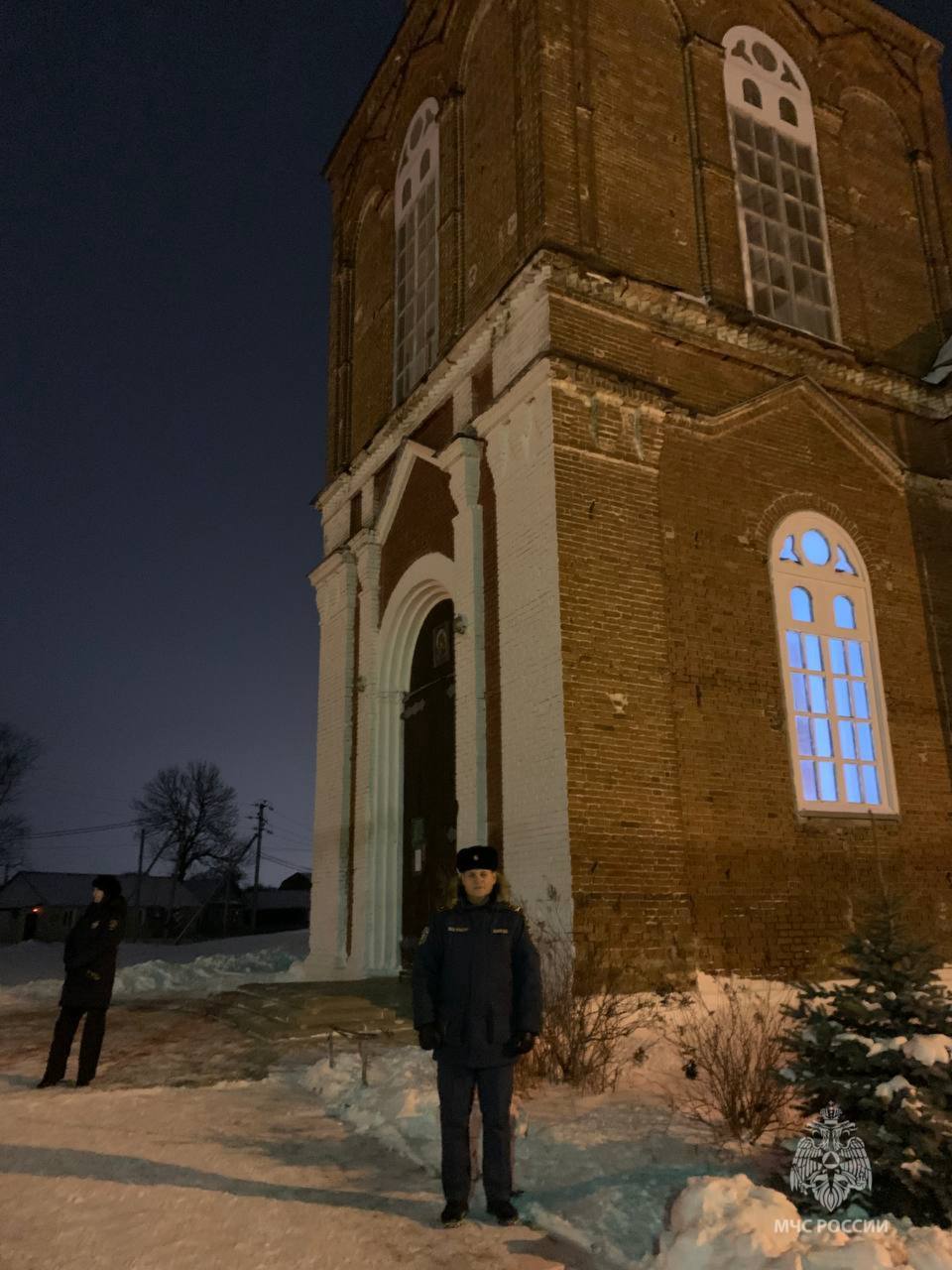 Сотрудники МЧС России обеспечивают пожарную безопасность храмов и церквей Сотрудники МЧС России обеспечивают пожарную безопасность храмов и церквей