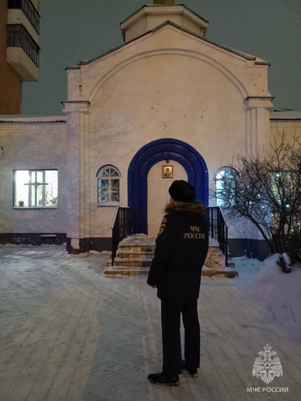 Сотрудники МЧС России обеспечивают пожарную безопасность храмов и церквей Сотрудники МЧС России обеспечивают пожарную безопасность храмов и церквей