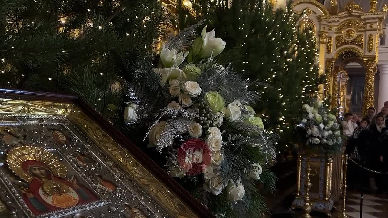 Особая ночь... Мы празднуем Светлый День Рождества нашего возлюбленного Спасителя, и радости нашей нет меры! Мера эта лишь может ограничиваться вместимостью нашего сердца! Чем больше мы очистим свои сердца с Божией помощью...