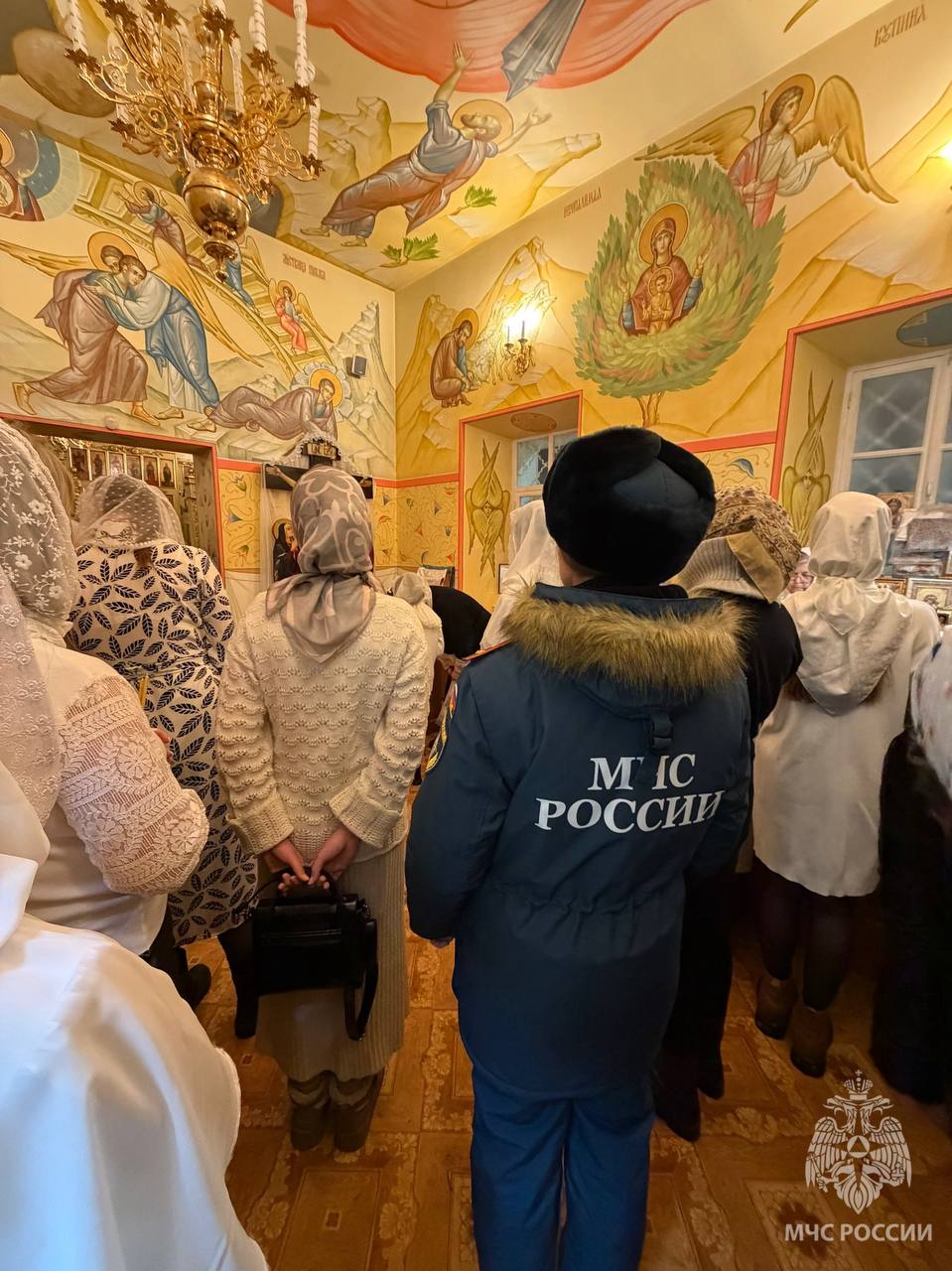 Сотрудники МЧС России обеспечивают пожарную безопасность храмов и церквей Сотрудники МЧС России обеспечивают пожарную безопасность храмов и церквей
