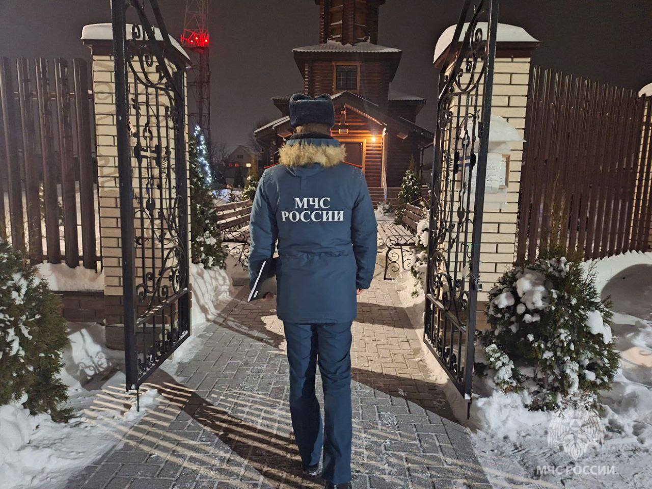 Сотрудники МЧС России обеспечивают пожарную безопасность храмов и церквей Сотрудники МЧС России обеспечивают пожарную безопасность храмов и церквей