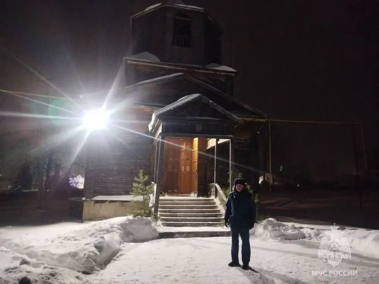 Сотрудники МЧС России обеспечивают пожарную безопасность храмов и церквей Сотрудники МЧС России обеспечивают пожарную безопасность храмов и церквей