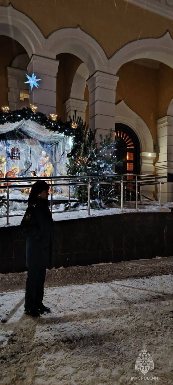 Сотрудники МЧС России обеспечивают пожарную безопасность храмов и церквей Сотрудники МЧС России обеспечивают пожарную безопасность храмов и церквей