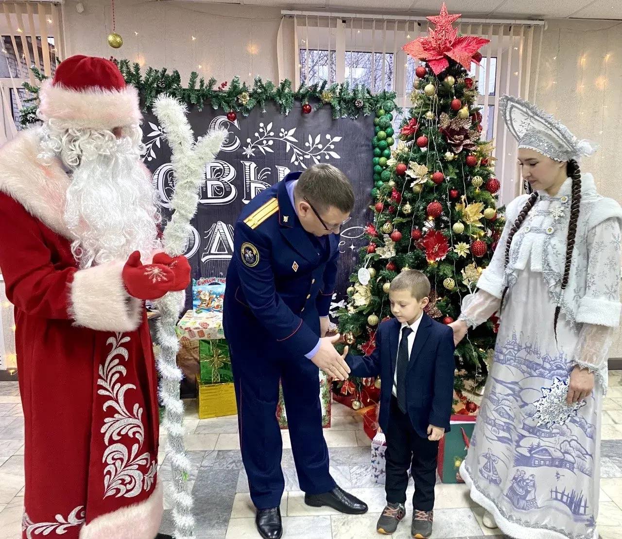 Руководитель следственного отдела исполнил желание маленького жителя республики Руководитель следственного отдела исполнил желание маленького жителя республики