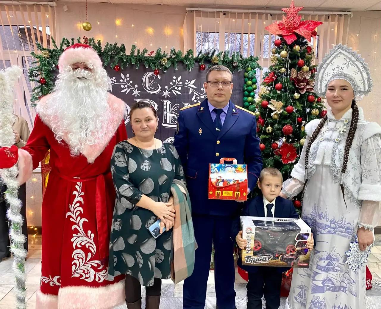 Руководитель следственного отдела исполнил желание маленького жителя республики Руководитель следственного отдела исполнил желание маленького жителя республики