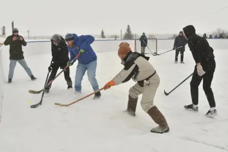 Шайбу! Шайбу! Непогода последних дней не смогла остановить в Атяшевском районе спортивную жизнь