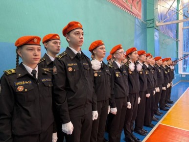 Первый учебный день после зимних каникул в школах Саранска начался с поднятия Флага и исполнения Гимна Российской Федерации