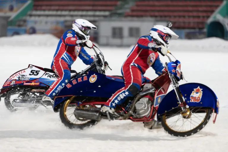 В морозном воздухе Саранска витает особое настроение, стадион «Старт» вовсю готовится к первенству России по мотогонкам на льду