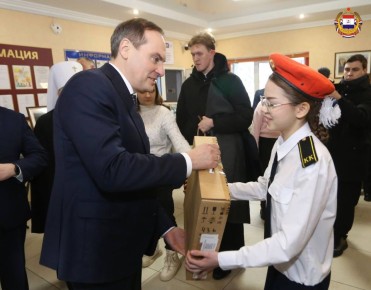 Мечты сбываются. Во время рабочего визита в Ковылкино Глава республики исполнил мечту восьмиклассницы Татьяны Артамошкиной - подарил современный ноутбук