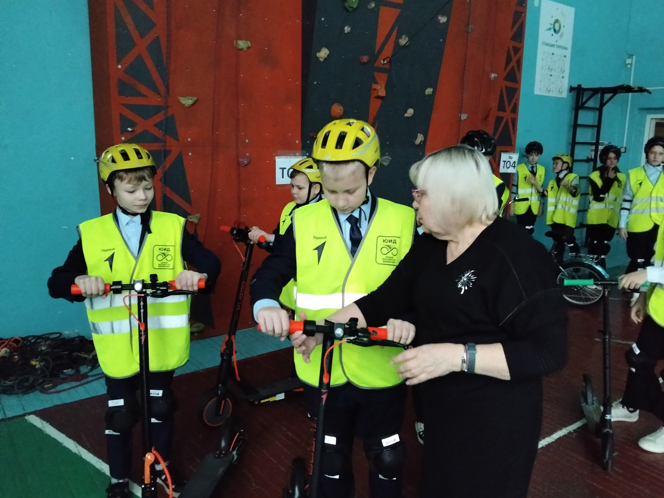 Безопасность - это важно!. Для предупреждения дорожно-транспортных происшествий с участием несовершеннолетних ученики 6 Ж класса ЦО "Тавла" - СОШ №17 посетили Республиканский Центр по профилактике детского... Безопасность - это важно!. Для предупреждения дорожно-транспортных происшествий с участием несовершеннолетних ученики 6 Ж класса ЦО "Тавла" - СОШ №17 посетили Республиканский Центр по профилактике детского...