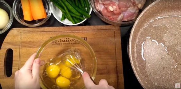 Праздничное заливное из курицы: как удивить гостей?