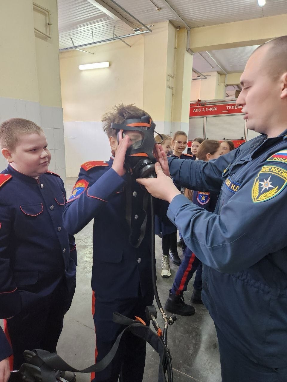 Школьники узнали секреты профессии огнеборцев и повторили важные правила пожарной безопасности Школьники узнали секреты профессии огнеборцев и повторили важные правила пожарной безопасности