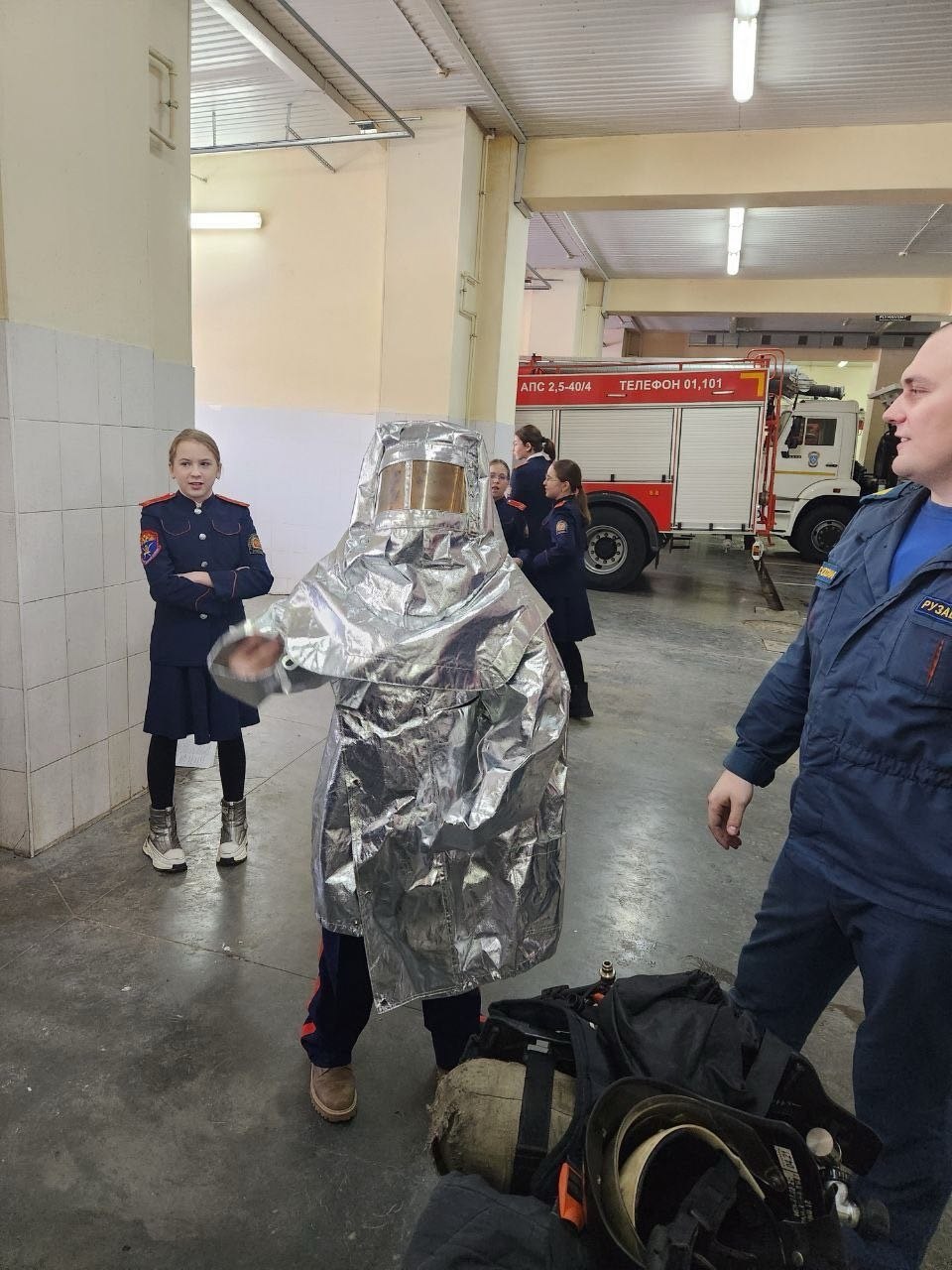 Школьники узнали секреты профессии огнеборцев и повторили важные правила пожарной безопасности Школьники узнали секреты профессии огнеборцев и повторили важные правила пожарной безопасности