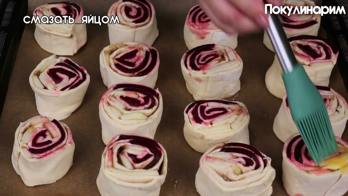 Необычная выпечка: сладкие булочки со свёклой и яблоком