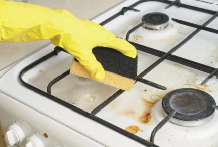 Обновляем кухню без химии: секреты чистки плиты, которые стоит знать