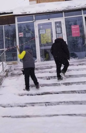 Предприятия потребительского рынка Саранска активно включились к очистке снега, с самого утра убирают входные группы и прилегающие к организациям территории