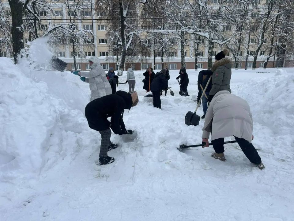 Дружная команда Департамента по социальной политике Администрации г.о. Саранск во главе с Оксаной Владимировной Шуляповой почистили пешеходные подходы и тротуары, заезды к 16 школе, детским садам №14, 29/2, лицею №4, а...
