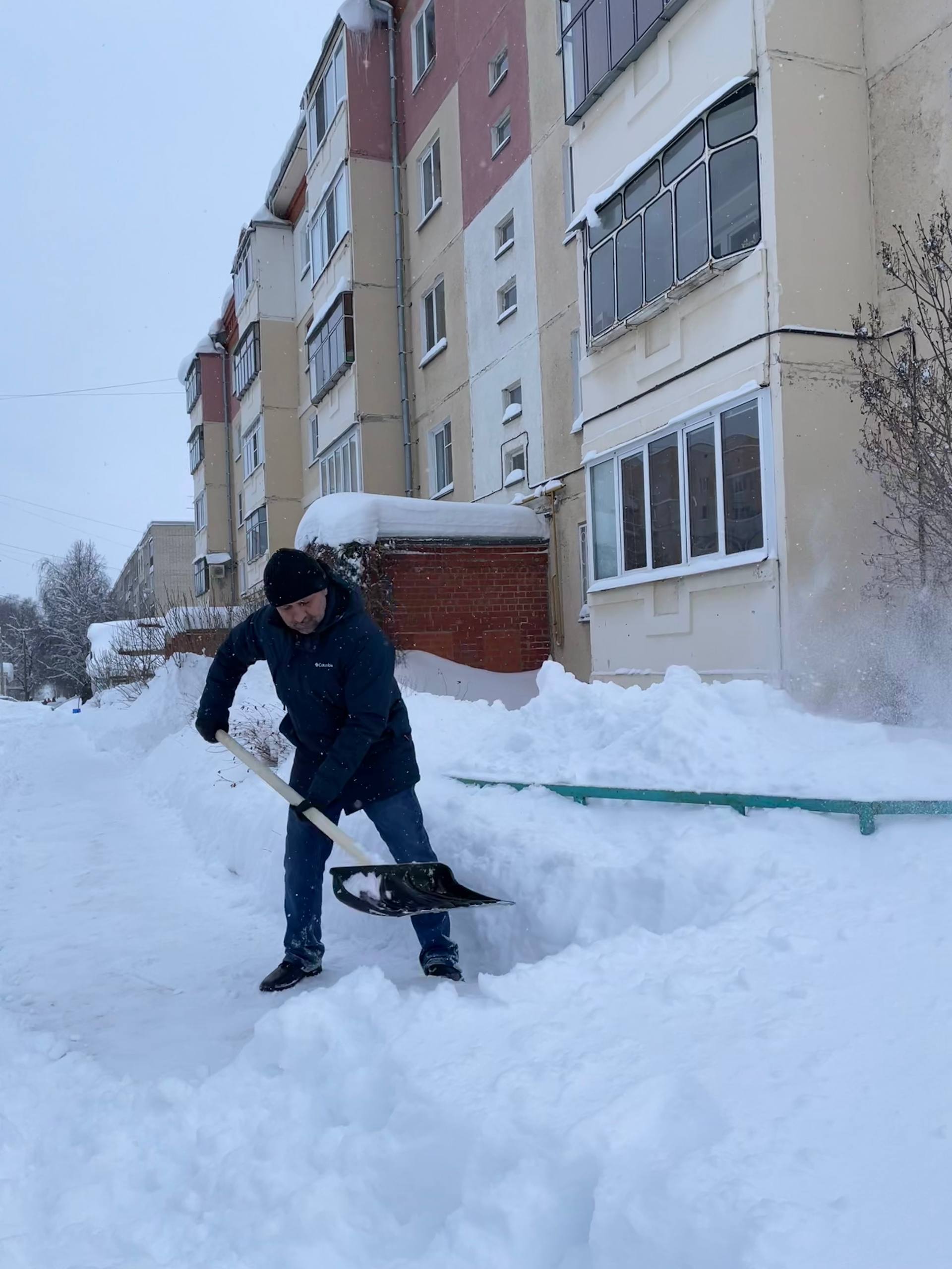 Сотрудники Республиканского фонда развития жилищного строительства и жилищной поддержки семей с детьми не остались в стороне и вышли на субботник по уборке снега вместе с Минстроем Республики Мордовия! #СнежныйДесант...