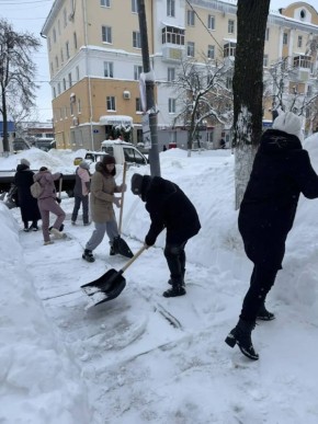 Сотрудники Городской общественной приёмной Администрации г.о. Саранск почистили подходы к приёмной на пр. Ленина, 4 и ближайшие пешеходные переходы