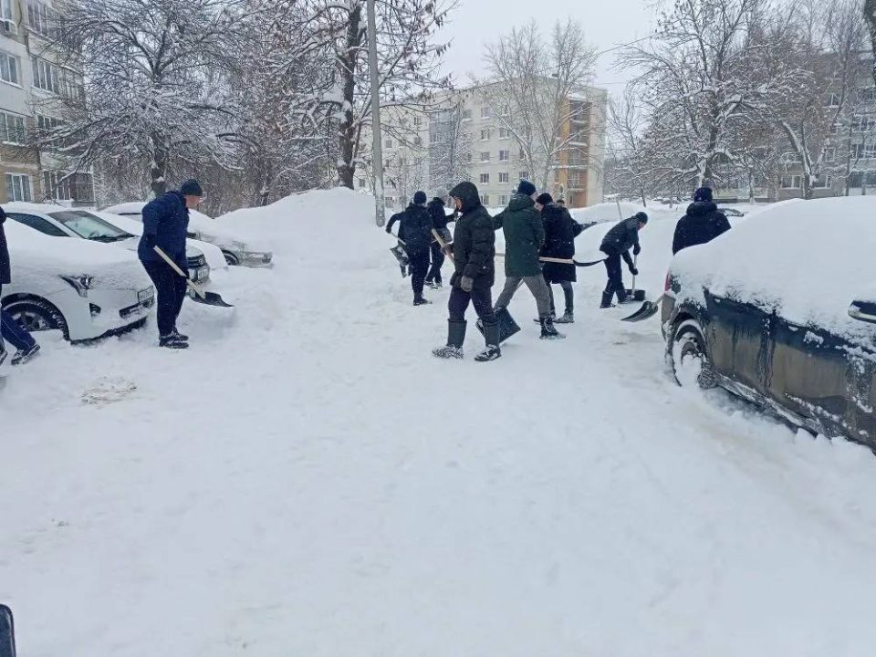 "Снежный десант" Министерства Жилищно-коммунального хозяйства Мордовии на уборке придомовой территории на Есенина, 20