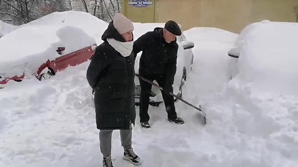 "Снежный десант" Министерства образования Республики Мордовия по уборке придомовых территорий по ул. Коваленко 24,26, Воинова 22