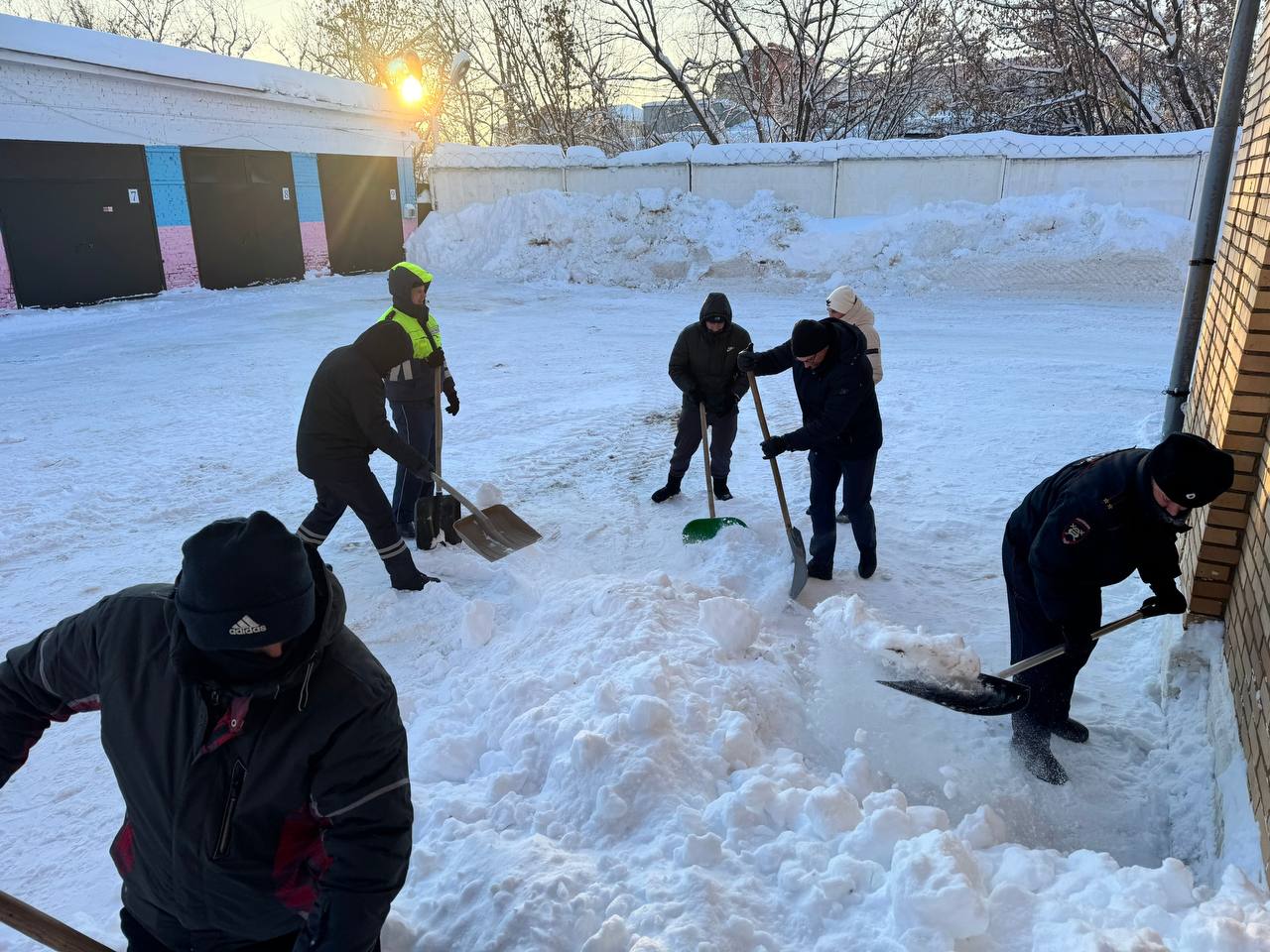В связи с обильными снегопадами, обрушившимися на республику, а также в рамках масштабной городской акции «Город без снега» сотрудники Госавтоинспекции МВД по Республики Мордовия активно включились в работу по расчистке снега В связи с обильными снегопадами, обрушившимися на республику, а также в рамках масштабной городской акции «Город без снега» сотрудники Госавтоинспекции МВД по Республики Мордовия активно включились в работу по расчистке снега