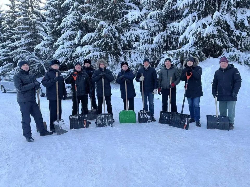 В связи с обильными снегопадами, обрушившимися на республику, а также в рамках масштабной городской акции «Город без снега» сотрудники Госавтоинспекции МВД по Республики Мордовия активно включились в работу по расчистке снега