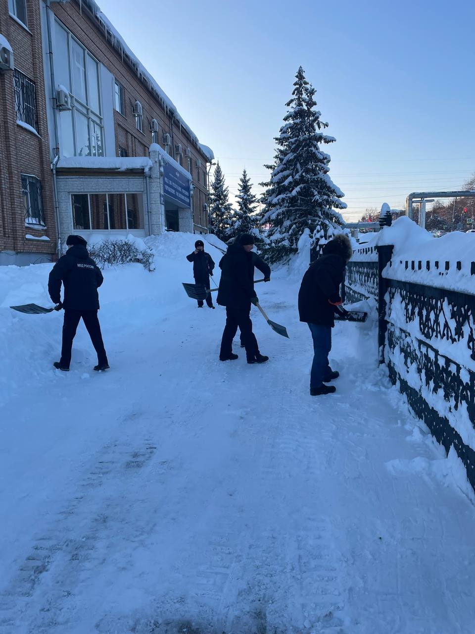 В связи с обильными снегопадами, обрушившимися на республику, а также в рамках масштабной городской акции «Город без снега» сотрудники Госавтоинспекции МВД по Республики Мордовия активно включились в работу по расчистке снега В связи с обильными снегопадами, обрушившимися на республику, а также в рамках масштабной городской акции «Город без снега» сотрудники Госавтоинспекции МВД по Республики Мордовия активно включились в работу по расчистке снега