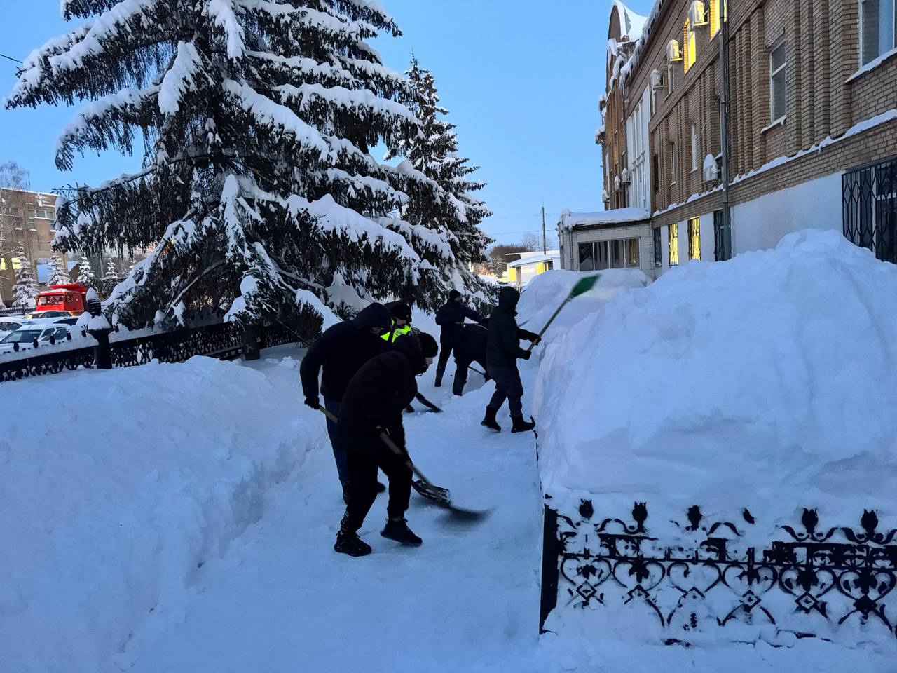 В связи с обильными снегопадами, обрушившимися на республику, а также в рамках масштабной городской акции «Город без снега» сотрудники Госавтоинспекции МВД по Республики Мордовия активно включились в работу по расчистке снега В связи с обильными снегопадами, обрушившимися на республику, а также в рамках масштабной городской акции «Город без снега» сотрудники Госавтоинспекции МВД по Республики Мордовия активно включились в работу по расчистке снега