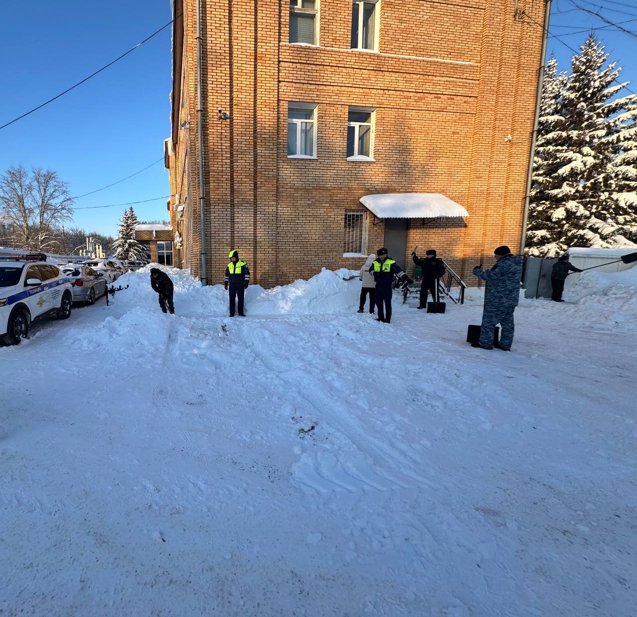 В связи с обильными снегопадами, обрушившимися на республику, а также в рамках масштабной городской акции «Город без снега» сотрудники Госавтоинспекции МВД по Республики Мордовия активно включились в работу по расчистке снега В связи с обильными снегопадами, обрушившимися на республику, а также в рамках масштабной городской акции «Город без снега» сотрудники Госавтоинспекции МВД по Республики Мордовия активно включились в работу по расчистке снега