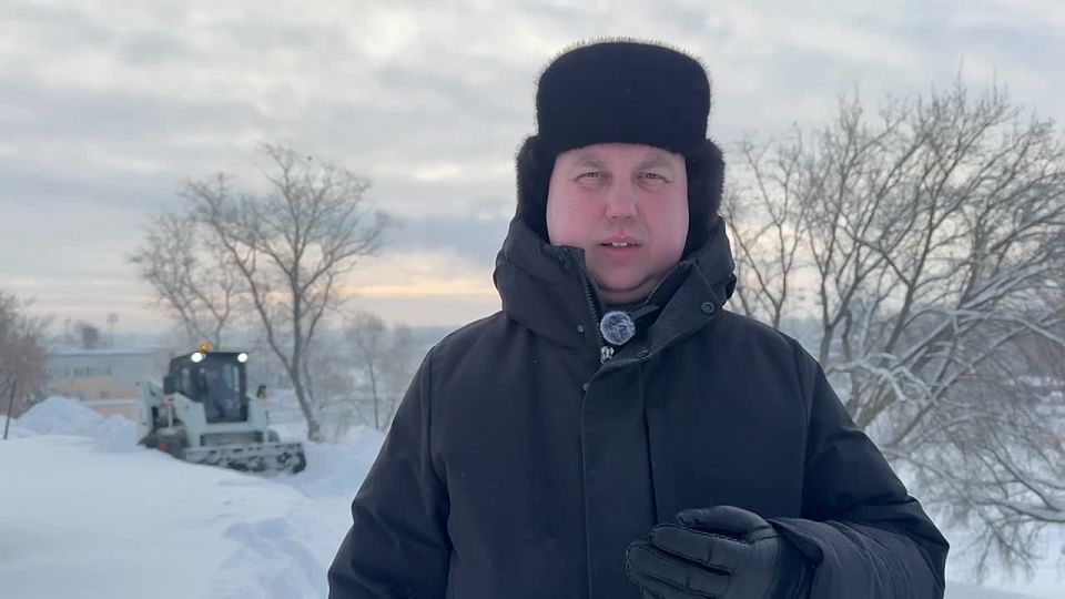 Зимняя уборка города продолжается в круглосуточном режиме - на линии работают коммунально-дорожные машины, грейдеры, погрузчики, самосвалы и бригады рабочих