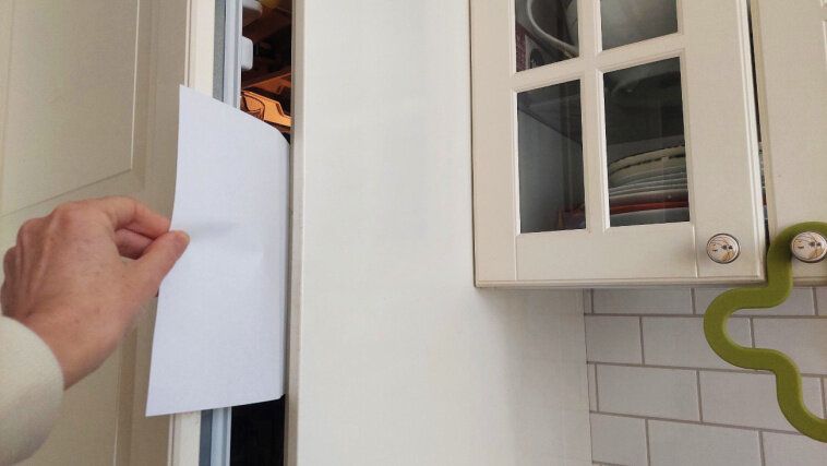 Как легко проверить уплотнители холодильника: простой лайфхак для спасения продуктов