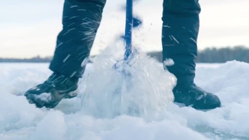 Безопаcность на льду. Не выходите на лед без проверки! Тонкий, прозрачный лед опасен;