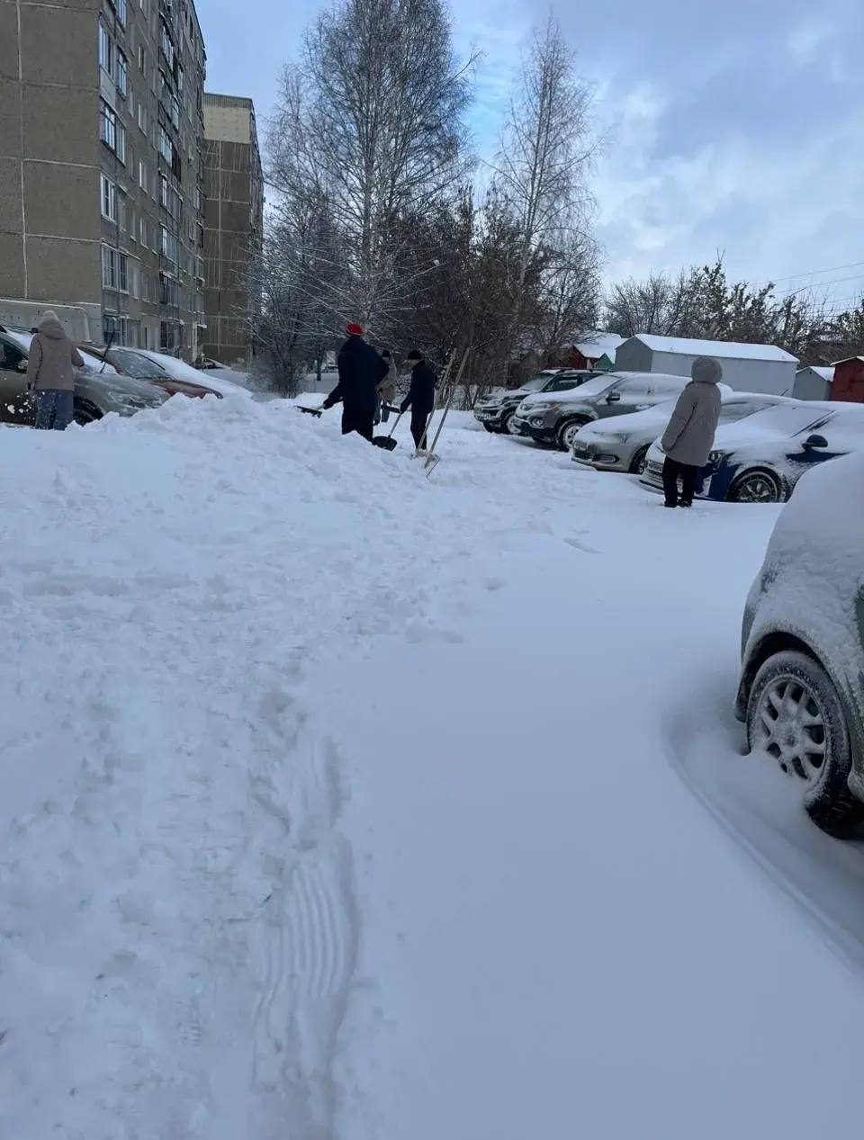 Жители домов в Октябрьском районе Саранска сегодня вышли на субботник для уборки своей дворовой территории Жители домов в Октябрьском районе Саранска сегодня вышли на субботник для уборки своей дворовой территории