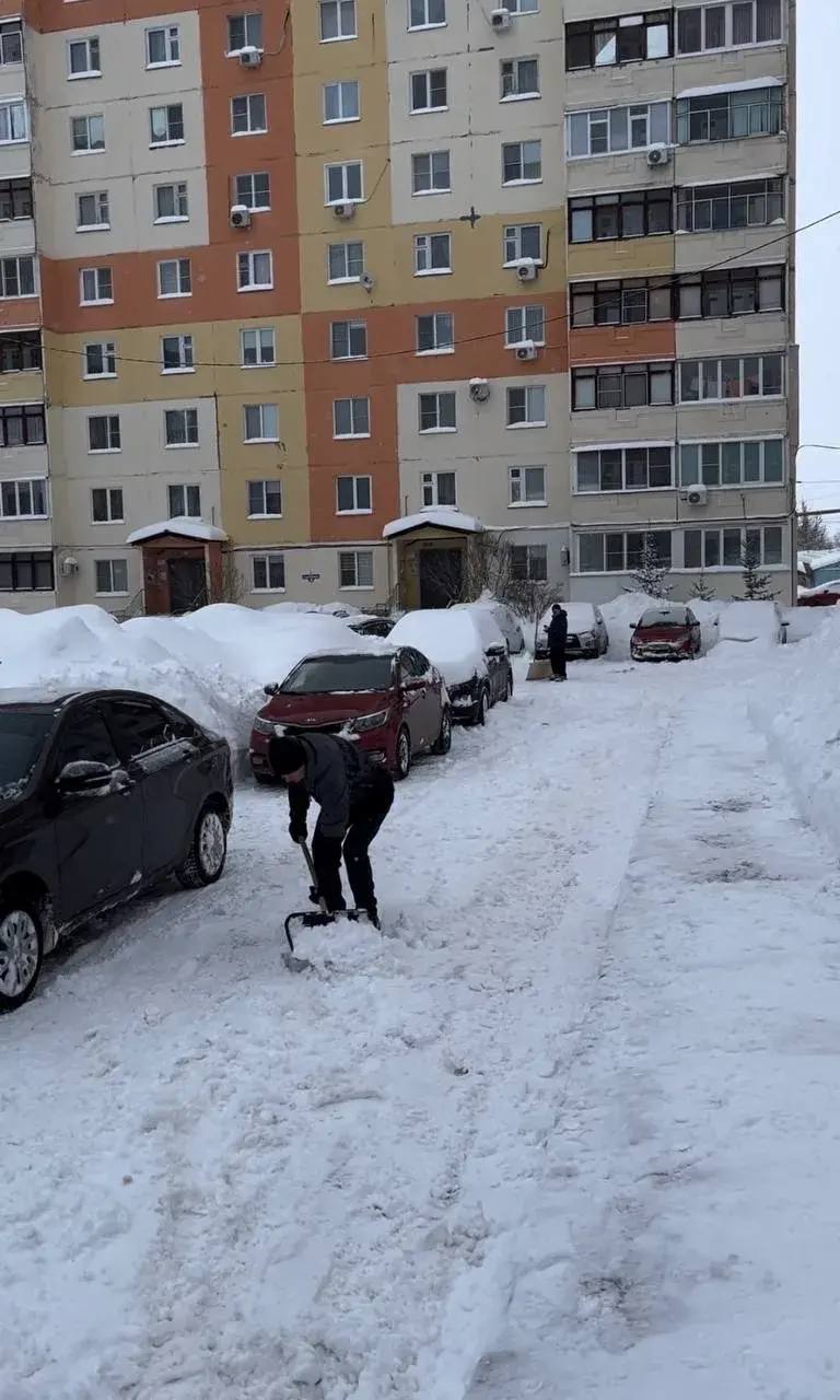Жители домов в Октябрьском районе Саранска сегодня вышли на субботник для уборки своей дворовой территории Жители домов в Октябрьском районе Саранска сегодня вышли на субботник для уборки своей дворовой территории
