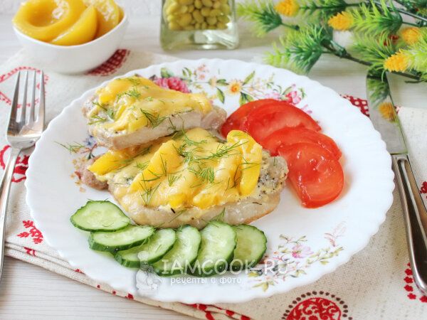 Вкусное мясное приключение: запеченная свинина с персиками к новогоднему столу