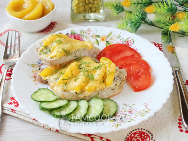 Вкусное мясное приключение: запеченная свинина с персиками к новогоднему столу