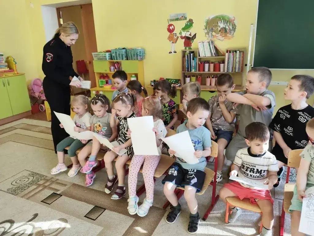 Инспектор по пропаганде безопасности дорожного движения отделения Госавтоинспекции ММО МВД России «Лямбирский» провела профилактическую акцию «Двигайся по правилам!» для воспитанников МБДОУ «Коммунарский детский сад... Инспектор по пропаганде безопасности дорожного движения отделения Госавтоинспекции ММО МВД России «Лямбирский» провела профилактическую акцию «Двигайся по правилам!» для воспитанников МБДОУ «Коммунарский детский сад...