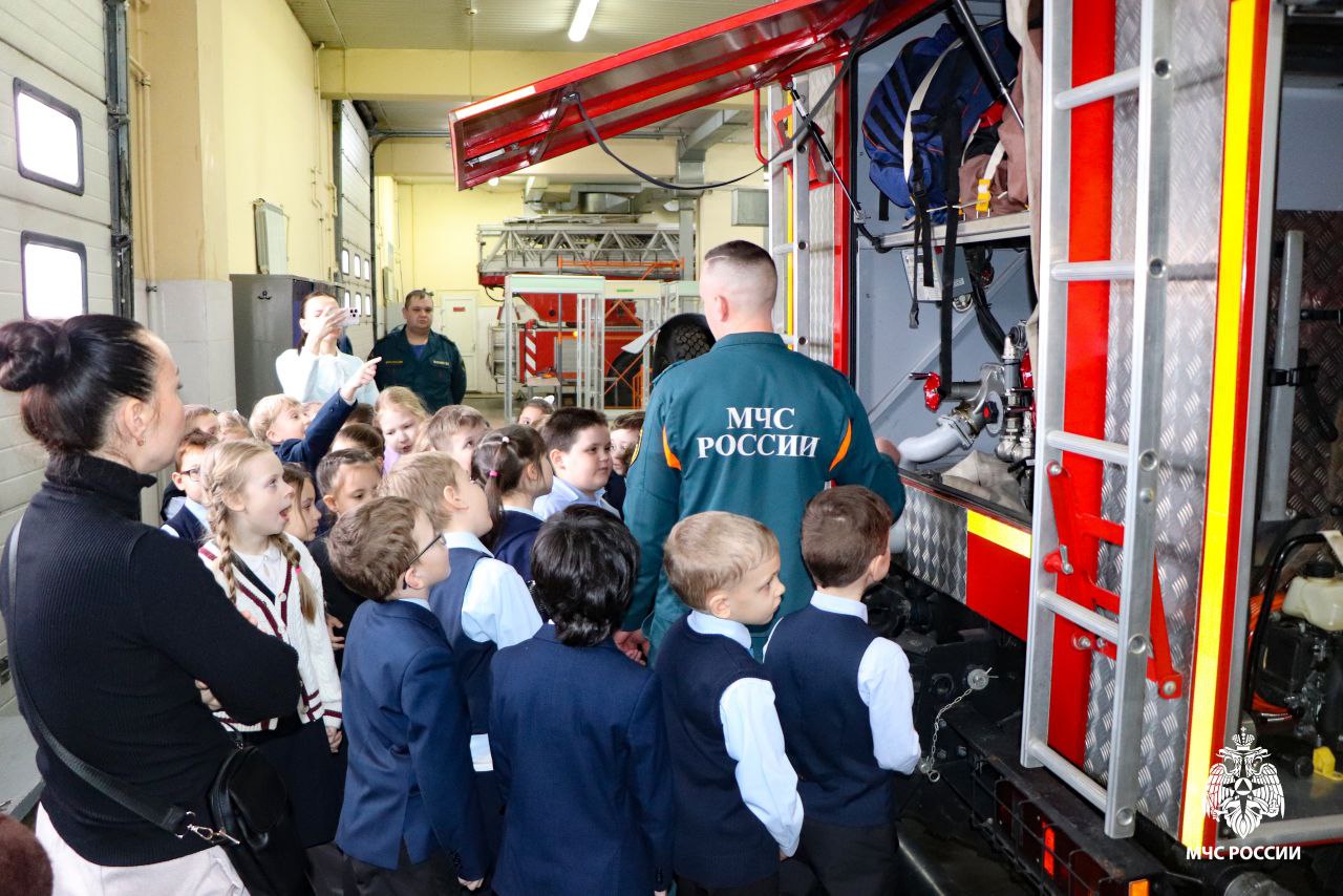 В гостях у огнеборцев. В преддверии Дня защитника Отечества первоклассники школы №17 имени З.В. Ермольевой совершили экскурсию в ПСЧ-1 В гостях у огнеборцев. В преддверии Дня защитника Отечества первоклассники школы №17 имени З.В. Ермольевой совершили экскурсию в ПСЧ-1
