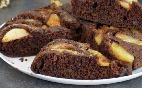 Простой шоколадно-яблочный пирог на сковороде: десерт без хлопот