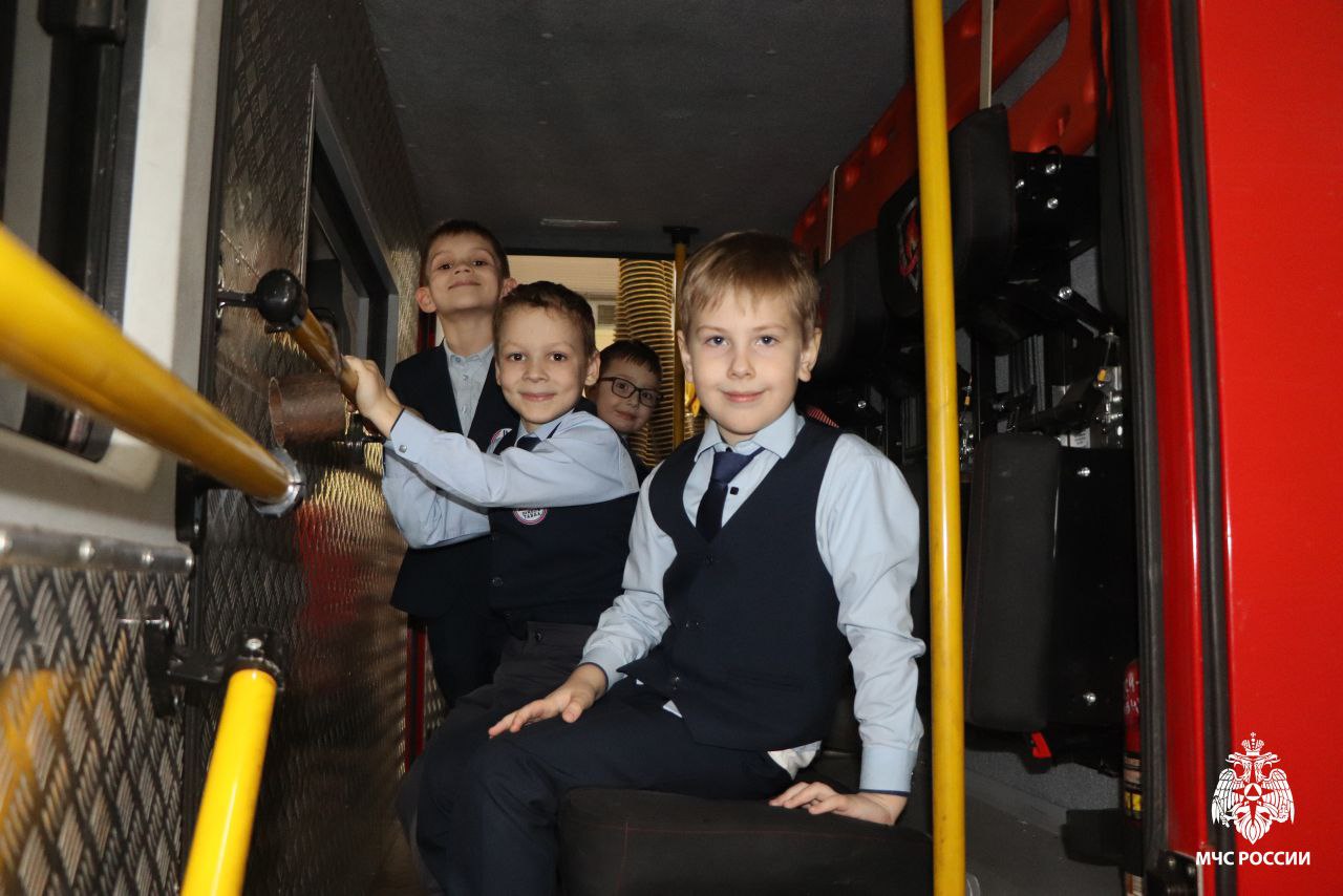 В гостях у огнеборцев. В преддверии Дня защитника Отечества первоклассники школы №17 имени З.В. Ермольевой совершили экскурсию в ПСЧ-1 В гостях у огнеборцев. В преддверии Дня защитника Отечества первоклассники школы №17 имени З.В. Ермольевой совершили экскурсию в ПСЧ-1