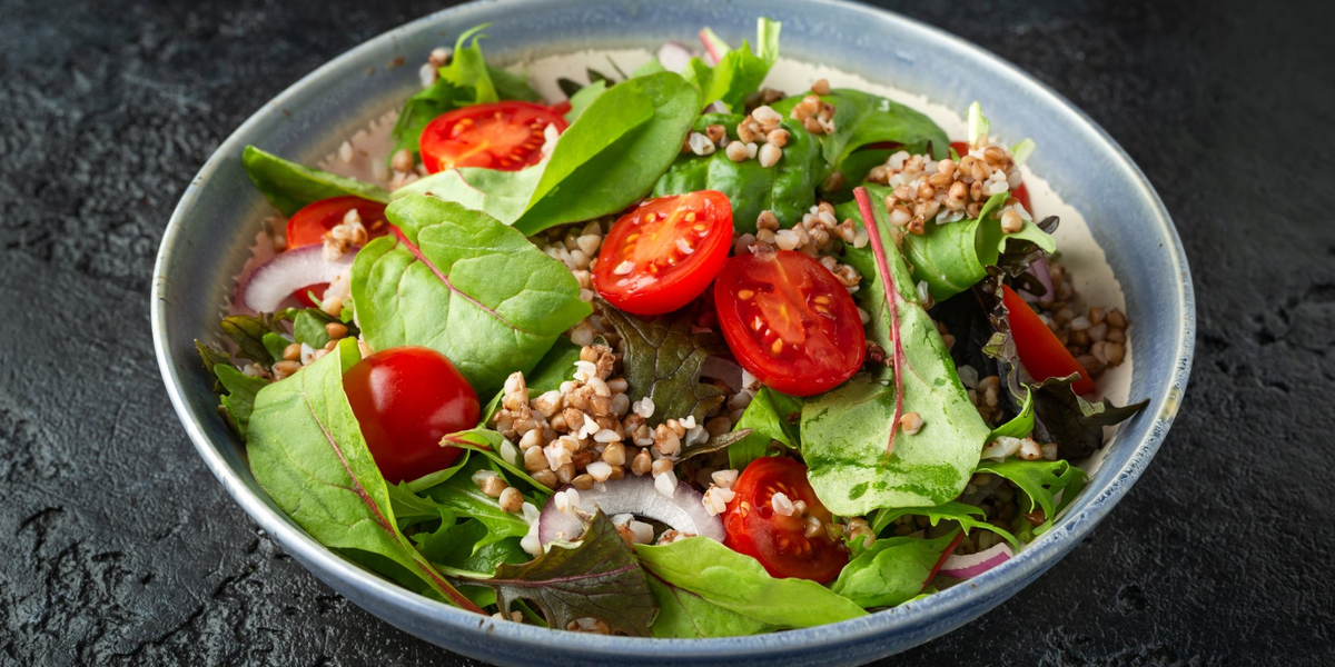 Весенний салат с пророщенной гречкой