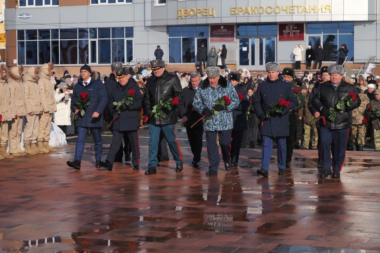 Прокурор республики Сергей Лапин почтил память павших защитников Отечества